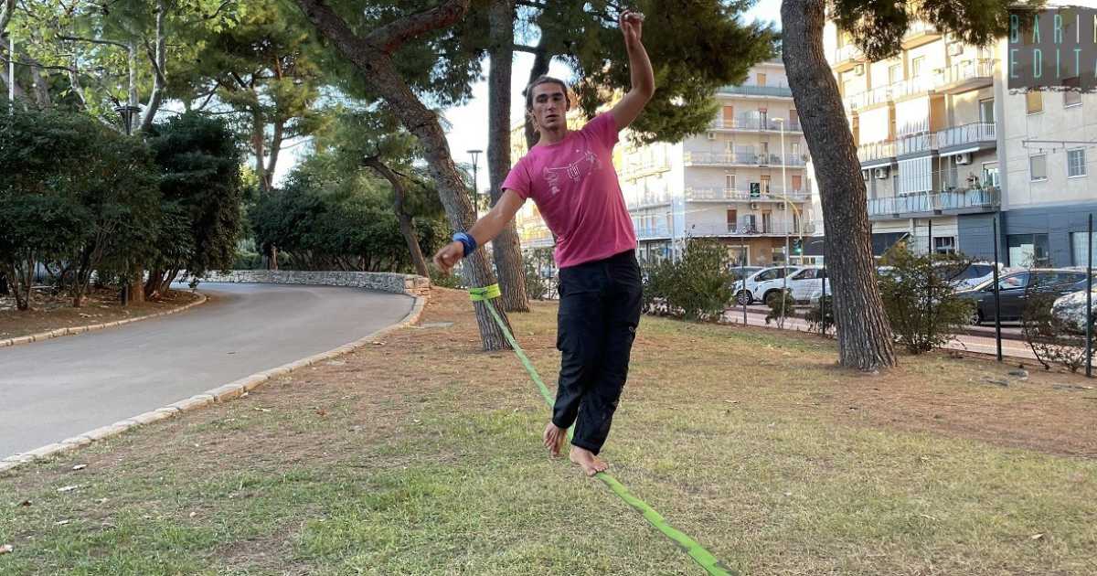 Camminare scalzi e in equilibrio su una sottile "linea" sospesa nel vuoto: � lo Slacklining